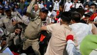 Affrontements entre des policiers et des manifestants devant la Banque nationale du Cambodge (BNC) qui réclament l'accès à leurs comptes bloqués sur une plateforme du groupe Huione, le 27 avril 2026 à Phnom Penh  