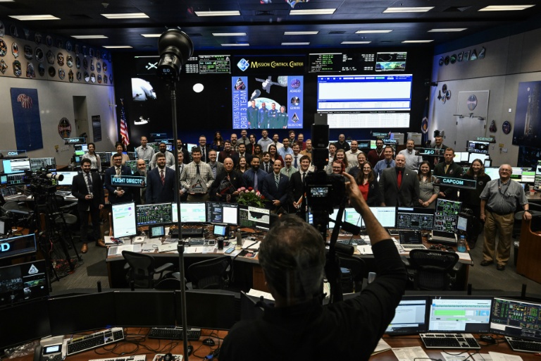 Le personnel de la Nasa pose pour une photo de groupe au centre de contrôle du centre spatial Johnson à Houston, Etats-Unis, le 6 avril 2026