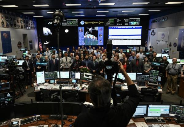 Le personnel de la Nasa pose pour une photo de groupe au centre de contrôle du centre spatial Johnson à Houston, Etats-Unis, le 6 avril 2026