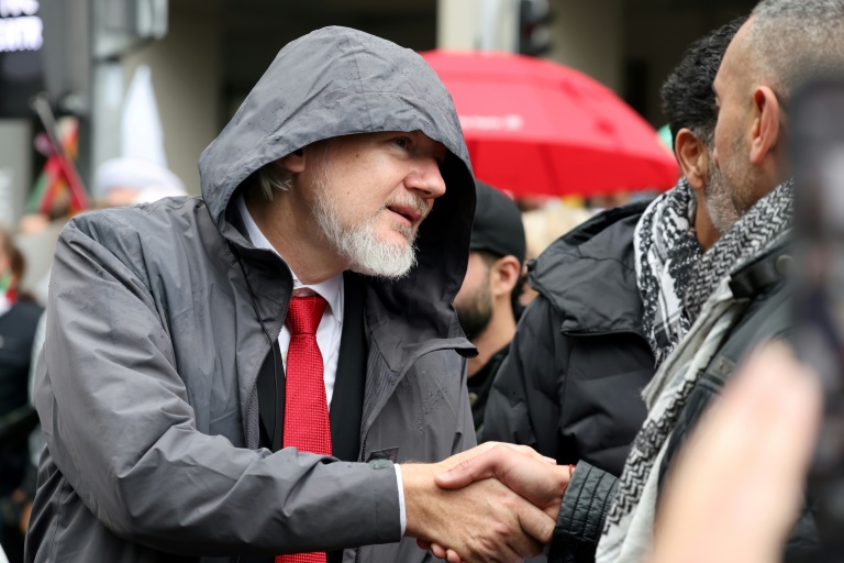 Le fondateur de WikiLeaks, Julian Assange,  lors d’un rassemblement pro-palestinien à Sydney le 3 août 2025.