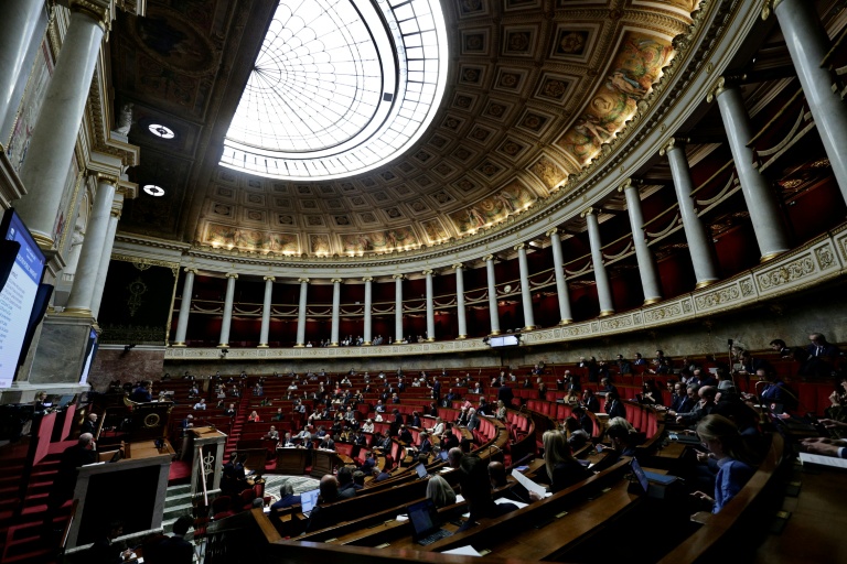 Un délicat débat constitutionnel s'ouvre dans l'hémicycle de l'Assemblée, entre partisans de pouvoirs de dérogation accrus pour répondre aux défis de la Corse, et ceux qui y voient une faille dans la cohésion de la République