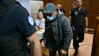 L'accusé Husamettin Dogan arrive au palais de justice de Nîmes pour le procès en appel des viols de Mazan, le 8 octobre 2025 dans le Gard