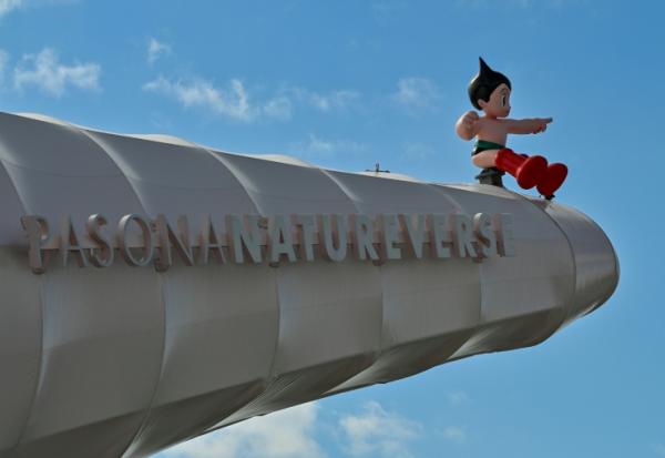 Une figurine d'Astro Boy sur le toit d'un pavillon de l'Exposition universelle d'Osaka 2025, le 17 janvier 2025