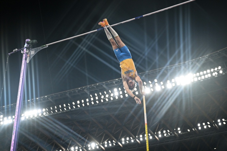 Le Suédois Armand Duplantis établit son nouveau record du monde lors de la finale du saut à la perche masculin, aux Mondiaux de Tokyo, le 15 septembre 2025