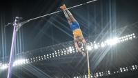 Le Suédois Armand Duplantis établit son nouveau record du monde lors de la finale du saut à la perche masculin, aux Mondiaux de Tokyo, le 15 septembre 2025