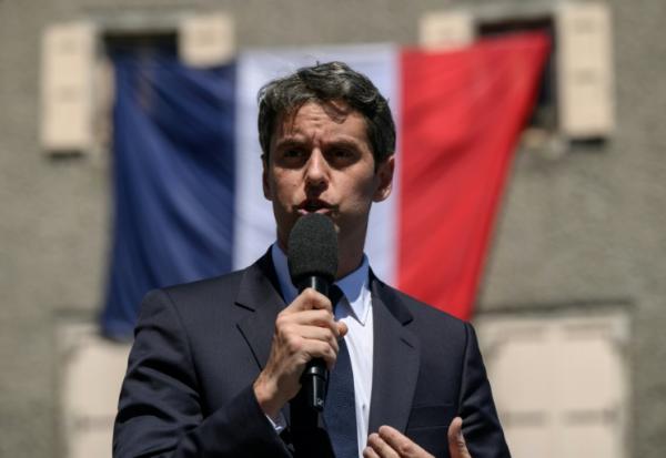 Le secrétaire général du parti Renaissance, Gabriel Attal, lors d'une visite au village de Mur-de-Barrez, le 22 mai 2026 dans l'Aveyron