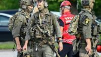  Des membres des forces spéciales de police sur les lieux où un agresseur armé d'une épée a blessé plusieurs personnes dans un lycée à Fagersta, dans le centre de la Suède, le 21 août 2026