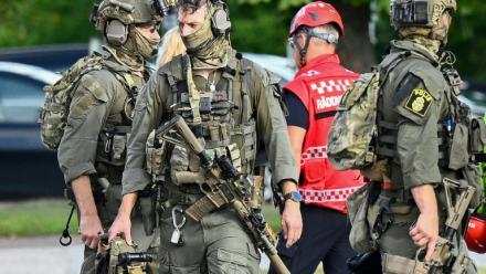  Des membres des forces spéciales de police sur les lieux où un agresseur armé d'une épée a blessé plusieurs personnes dans un lycée à Fagersta, dans le centre de la Suède, le 21 août 2026
