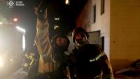 Photo diffusée par le service de presse du Service d'urgence de l'État ukrainien, le 24 mai 2025, de pompiers éteignant un incendie dans un immeuble résidentiel après une frappe russe à Kiev
