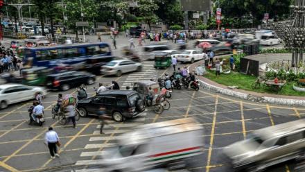 Circulation à un carrefour de la capitale bangladaise Dacca, le 14 mai 2026 