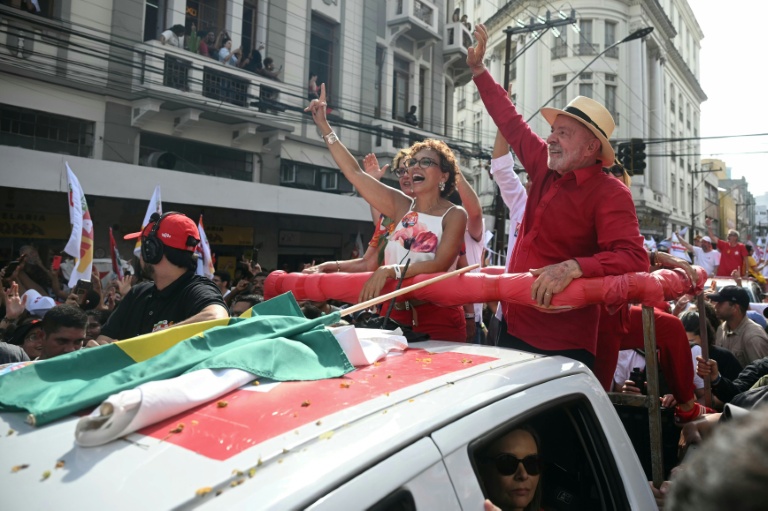 Le président sortant et candidat à la présidentielle du Parti des travailleurs (PT), Luiz Inácio Lula da Silva, salue ses partisans lors d'un rassemblement de campagne avant le second tour de l'élection, le 16 octobre 2026 à Juiz de Fora, dans l'État du Minas Gerais, au Brésil