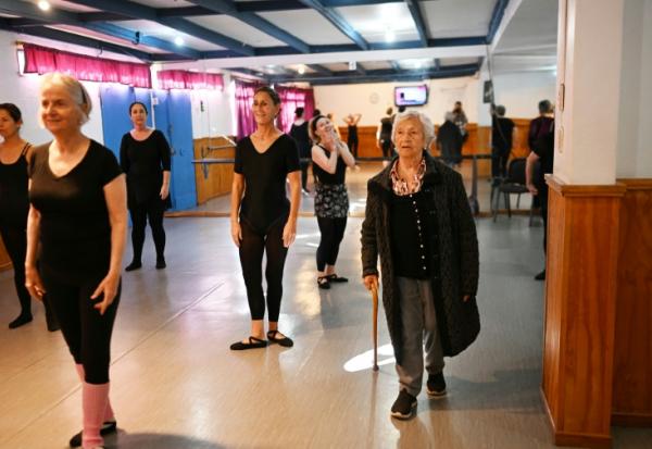 La ballerine centenaire Evelyn Cordero (à droite) observe ses élèves, âgées de 50 à 80 ans, au Conservatorio Danza Experimental de Santiago, le 19 mai 2026, au Chili

