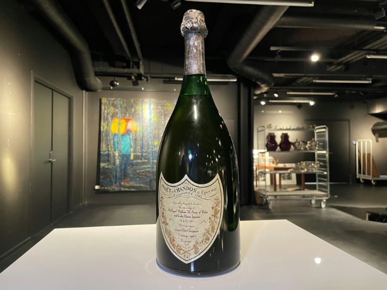 Une magnum de champagne servi lors du mariage de la princesse Diana et du prince Charles en 1981, exposé près de Copenhague le 28 novembre 2025
