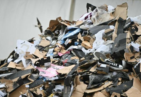 Des chaussures de contrefaçon durant leur destruction au Havre, le 3 juin 2026, en Seine-Maritime