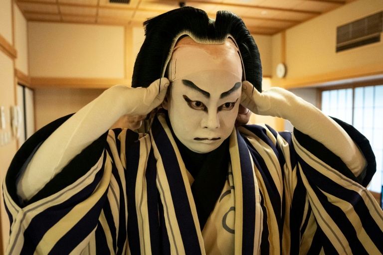 Le maître perruquier Tadashi Kamoji aide l'acteur Tanenosuke Nakamura à mettre sa perruque avant une représentation au théâtre Kabuki-za à Tokyo, le 13 avril 2026