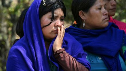 Des femmes indigènes nahuas pleurent lors des funérailles de membres d'un groupe d'autodéfense après une attaque perpétrée par de présumés membres du cartel de la drogue Los Ardillos, à Alcozacan, dans l'Etat de Guerrero, au Mexique, le 20 mai 2026