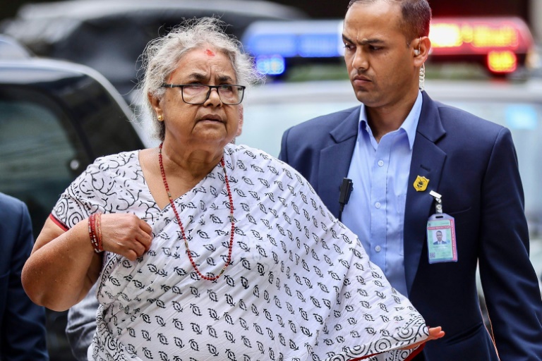 La Première ministre du Népal Sushila Karki arrive dans un hôpital pour rendre visite aux blessés des émeutes, le 13 septembre 2025 à Katmandou