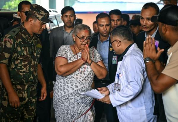 La Première ministre du Népal Sushila Karki est accueillie dans un hôpital avant de rendre visite aux blessés des émeutes, le 13 septembre 2025 à Katmandou 