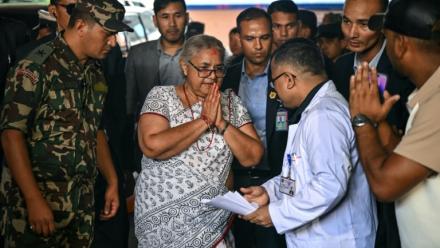 La Première ministre du Népal Sushila Karki est accueillie dans un hôpital avant de rendre visite aux blessés des émeutes, le 13 septembre 2025 à Katmandou 