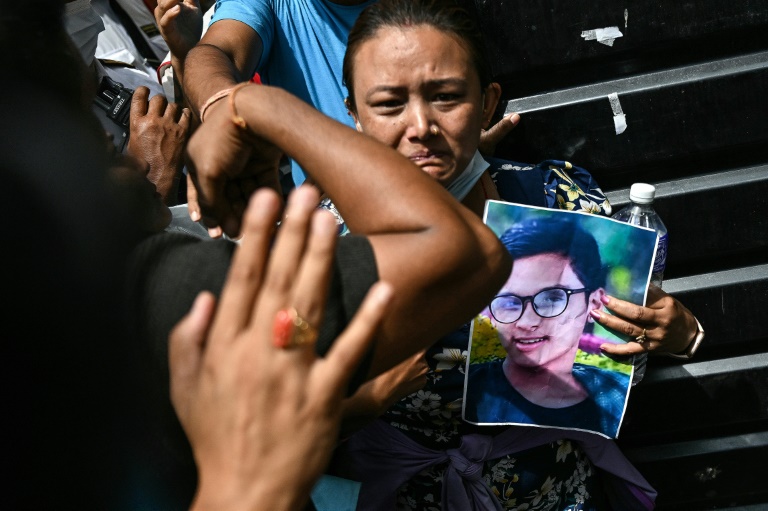Une femme porte le portrait d'un proche tué lors des émeutes au Népal, à Katmandou le 13 septembre 2025