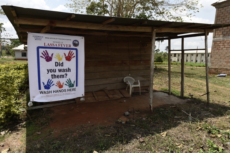 Un panneau de prévention et de sensibilisation contre la fièvre de Lassa, une cousine d'Ebola, affichée à l’Institut de recherche de l’hôpital universitaire spécialisé d’Irrua, à Irrua, dans l’État d’Edo, dans le centre-ouest du Nigeria, le 6 mars 2018