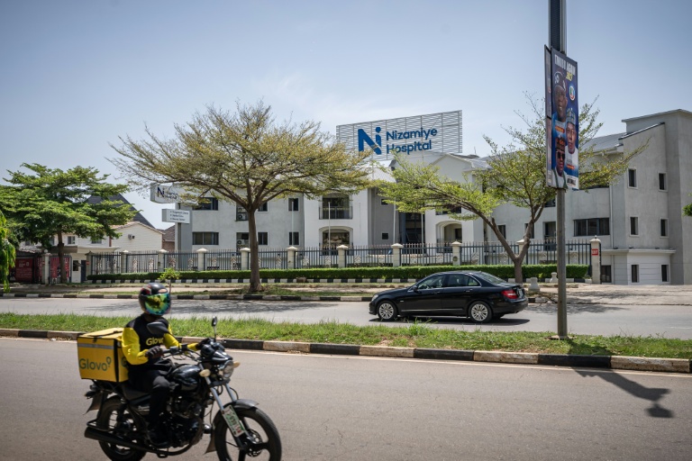 Un véhicule passe devant l'hôpital Nizamiye à Abuja, le 21 octobre 2026, à la suite de la confirmation d'un cas de virus Ebola. 
