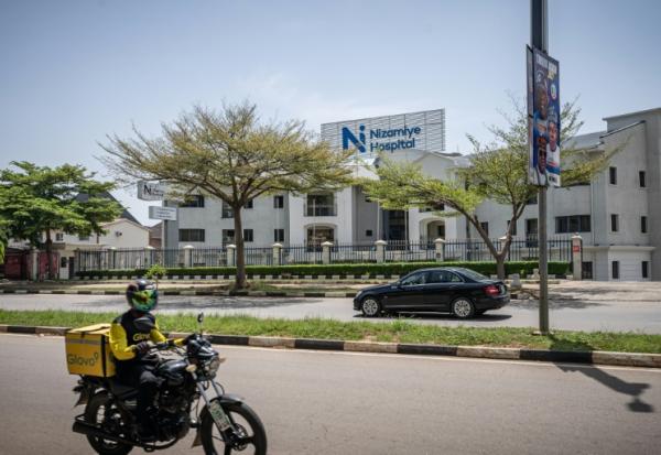 Un véhicule passe devant l'hôpital Nizamiye à Abuja, le 21 octobre 2026, à la suite de la confirmation d'un cas de virus Ebola. 