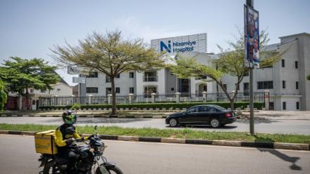 Un véhicule passe devant l'hôpital Nizamiye à Abuja, le 21 octobre 2026, à la suite de la confirmation d'un cas de virus Ebola. 
