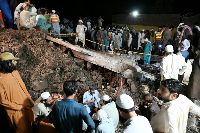 Des secouristes et des villageois pakistanais recherchent des survivants et des corps de victimes des pluies de  mousson qui ont dévasté le village de Dolari, situé dans la province montagneuse et septentrionale de Khyber Pakhtunkhwa, le 18 août 2025
