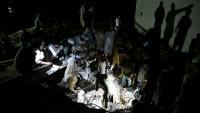 Sans électricité, des villageois et secouristes fouillent les décombres de maisons dévastées par la mousson, à la recherche de survivants ou de dépouilles de victimes, dans le village de Dolari, dans le nord du Pakistan, le 18 août 2025

