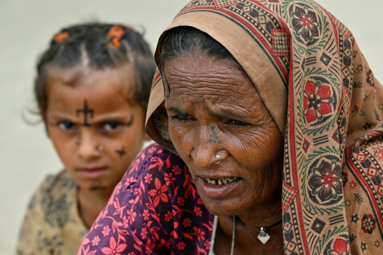 La tatoueuse Basran Jogi lors d'une interveiw avc l'AFP à la colonie Jogi à Umerkot, un district à majorité hindoue, le 14 juillet 2025 au Pakistan