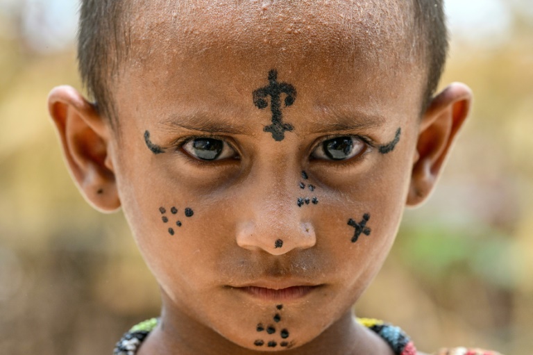 Le visage tatoué de Pooja, 6 ans, à la colonie Jogi à Umerkot, un district à majorité hindoue, le 14 juillet 2025 au Pakistan