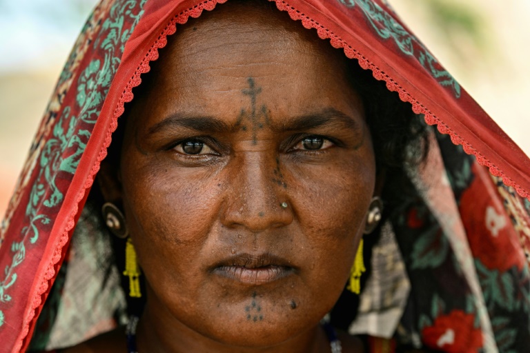 Une villageoise, le visage tatoué à l'encre, à la colonie Sodo Jogi à Umerkot, un district à majorité hindoue, le 15 juillet 2025 au Pakistan
