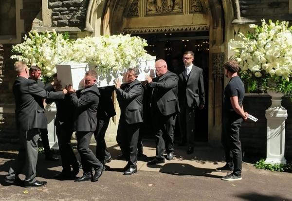Image tirée d'une vidéo AFP montrant le cercueil de la star Bonnie Tyler porté hors de l'église,lors de ses funérailles à Swansea, au Pays de Galles, le 17 août 2026