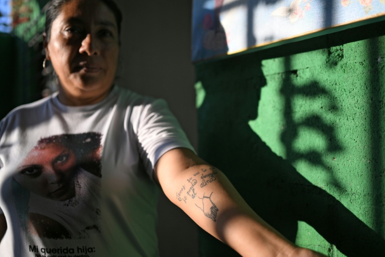 Tomasa Lopez montre un tatouage sur son bras dédié à sa fille Kathya, disparue en 2016, à Mejicanos, le 20 mars 2026 au Salvador