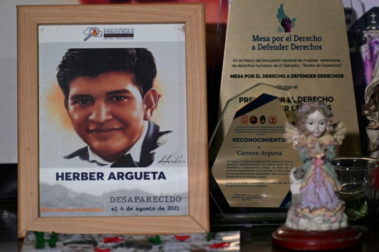 Un portrait d'Herber Argueta, étudiant disparu en 2021, au domicile de sa mère Carmen Armero, le 20 mars 2026 à Mejicanos, au Salvador