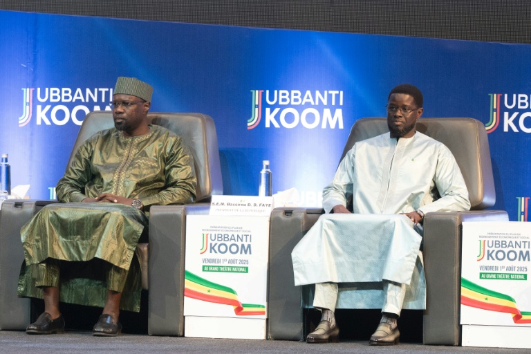 Le Premier ministre sénégalais Ousmane Sonko (à gauche) et le président sénégalais Bassirou Diomaye Faye assistent à l'ouverture de la cérémonie officielle de présentation du plan de relance économique au Grand Théâtre de Dakar le 1er août 2025