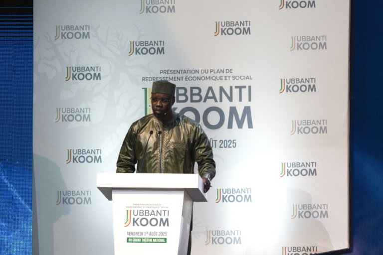 Le Premier ministre sénégalais Ousmane Sonko présente un plan de redressement économique et social du pays, le 1er août 2025, lors d'une cérémonie au Grand Théâtre de Dakar