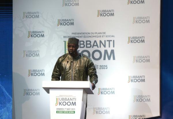 Le Premier ministre sénégalais Ousmane Sonko présente un plan de redressement économique et social du pays, le 1er août 2025, lors d'une cérémonie au Grand Théâtre de Dakar