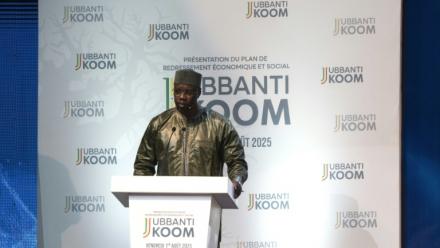 Le Premier ministre sénégalais Ousmane Sonko présente un plan de redressement économique et social du pays, le 1er août 2025, lors d'une cérémonie au Grand Théâtre de Dakar