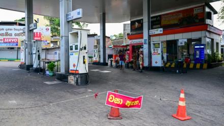 Une station-service fermée pour cause de pénurie de carburant, le 17 mars 2026 dans la banlieue de Colombo