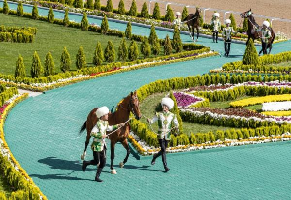 Des dresseurs présentent des étalons Akhal-Teke lors d'un concours à Achgabat, le 25 avril 2026 au Turkménistan