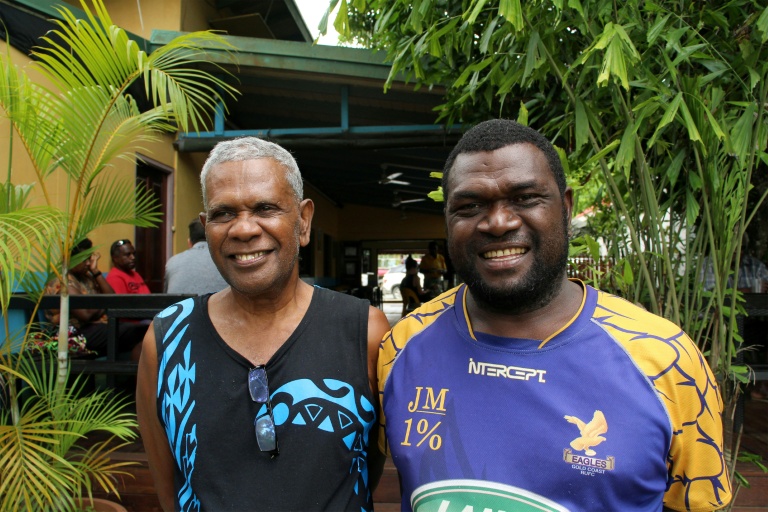 Joses Togase (G), chef du Réseau environnemental de Santo Sunset, et Richard Rojo posent le 29 janvier 2026 à Luganville, au Vanuatu