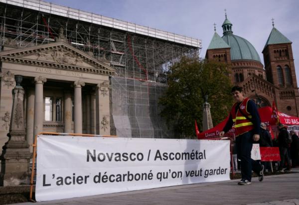 Banderole pour soutenir Novasco devant le tribunal de Strasbourg, le 31 octobre 2025 où sont examinées les offres de reprise de l'aciériste