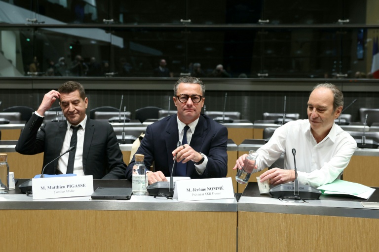 De g. à d.: Matthieu Pigasse, fondateur du groupe de presse Combat, le président de KKR France Jérôme Nomme, et le fondateur d'Illiad et de Free, Xavier Niel, devant la commission d'enquête sur l'audiovisuel public, à Paris, le 2 avril 2026