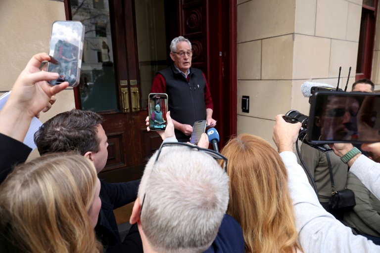 Ian Wilkinson, le seul convive à avoir survécu au repas aux champignons empoisonnés, s'adresse aux médias le 8 septembre 2025 devant la Cour suprême de l'Etat de Victoria à Melbourne