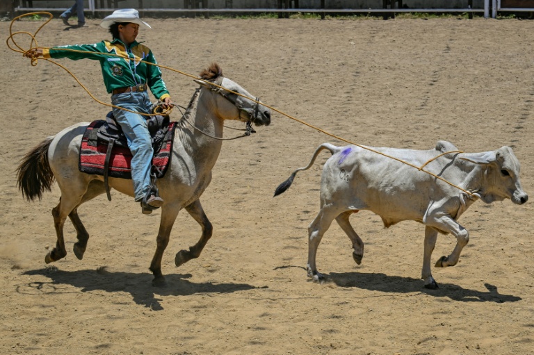 Christel Mae Firme participe à une compétition de rodéo organisée dans la province philippine de Masbate, le 15 avril 2026