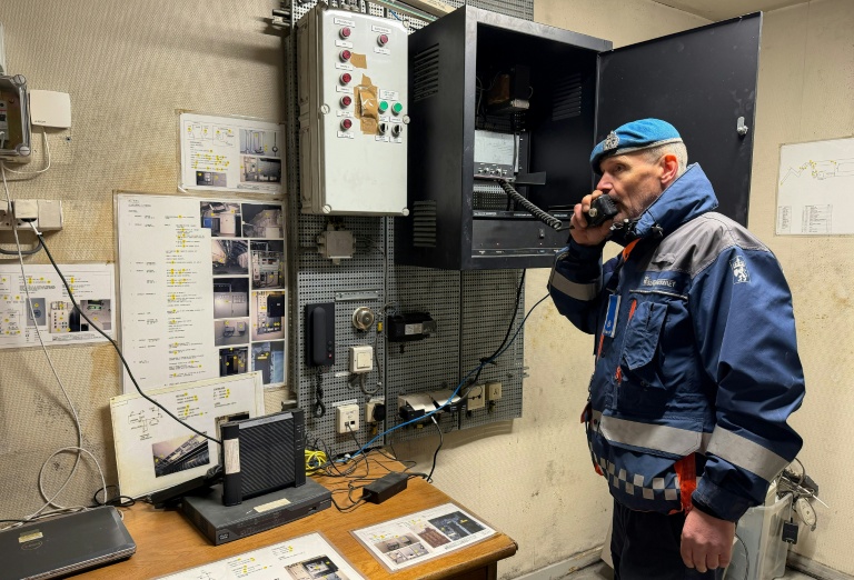Rune Larsen, sous-officier de la Sécurité civile norvégienne, au téléphone lors d'une visite de presse de l'abri antiaérien de St. Hanshaugen, l'un des plus grands d'Oslo, le 18 mai 2026