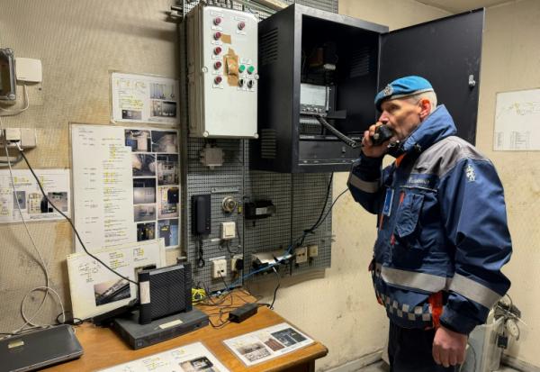 Rune Larsen, sous-officier de la Sécurité civile norvégienne, au téléphone lors d'une visite de presse de l'abri antiaérien de St. Hanshaugen, l'un des plus grands d'Oslo, le 18 mai 2026