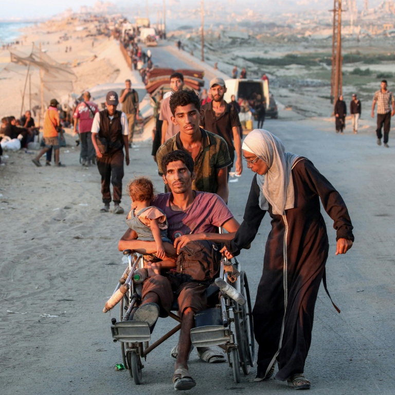Des déplacés palestiniens évacuent la ville de Gaza vers le sud de la bande de Gaza, à pied ou dans des véhicules, face à l'intensification des attaques israéliennes, le 13 septembre 2025